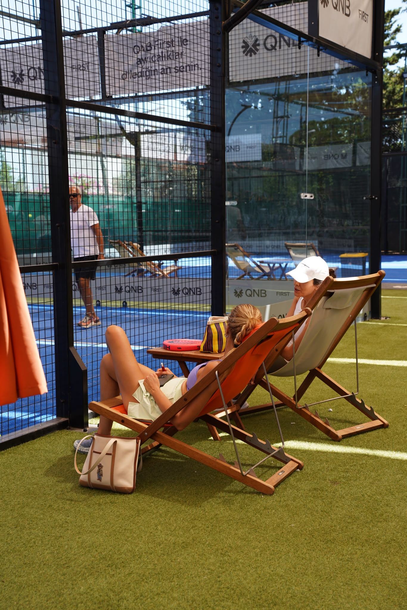 Padel kort kenarı lounge