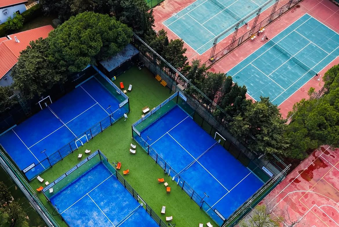 Tenis ve padel kortları, kuşbakışı