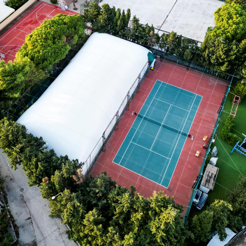 balon korta sahip tenis kulübü